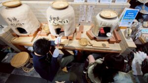 手焼きせんべいを焼いている子供