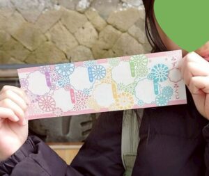 水みくじを持つ娘