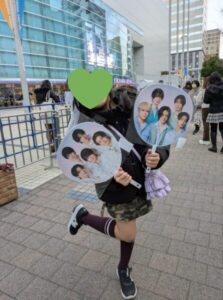 推しのうちわを持つ娘