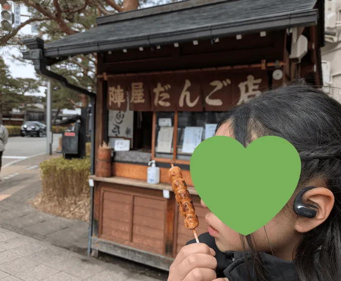 陣屋だんご店のだんごを食べる娘