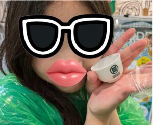 ミニ茶碗を持つ娘