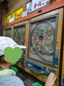 古いパチンコ台で遊ぶ娘