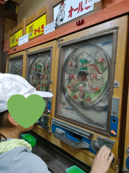 法多山参道にあるレトロパチンコで遊ぶ子どもたち