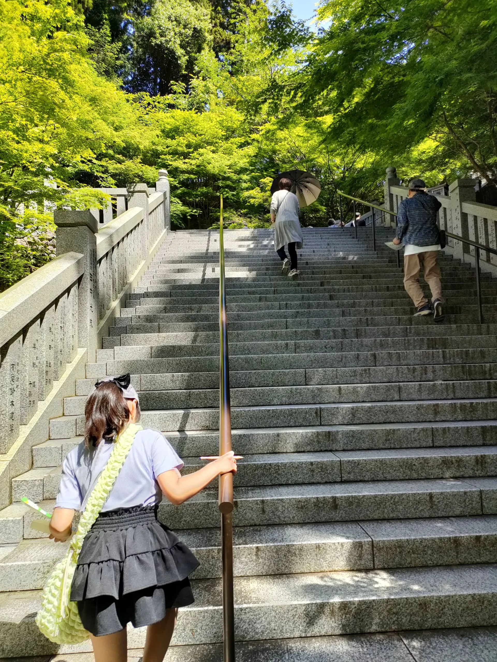 法多山の長い階段を上る子どもたち