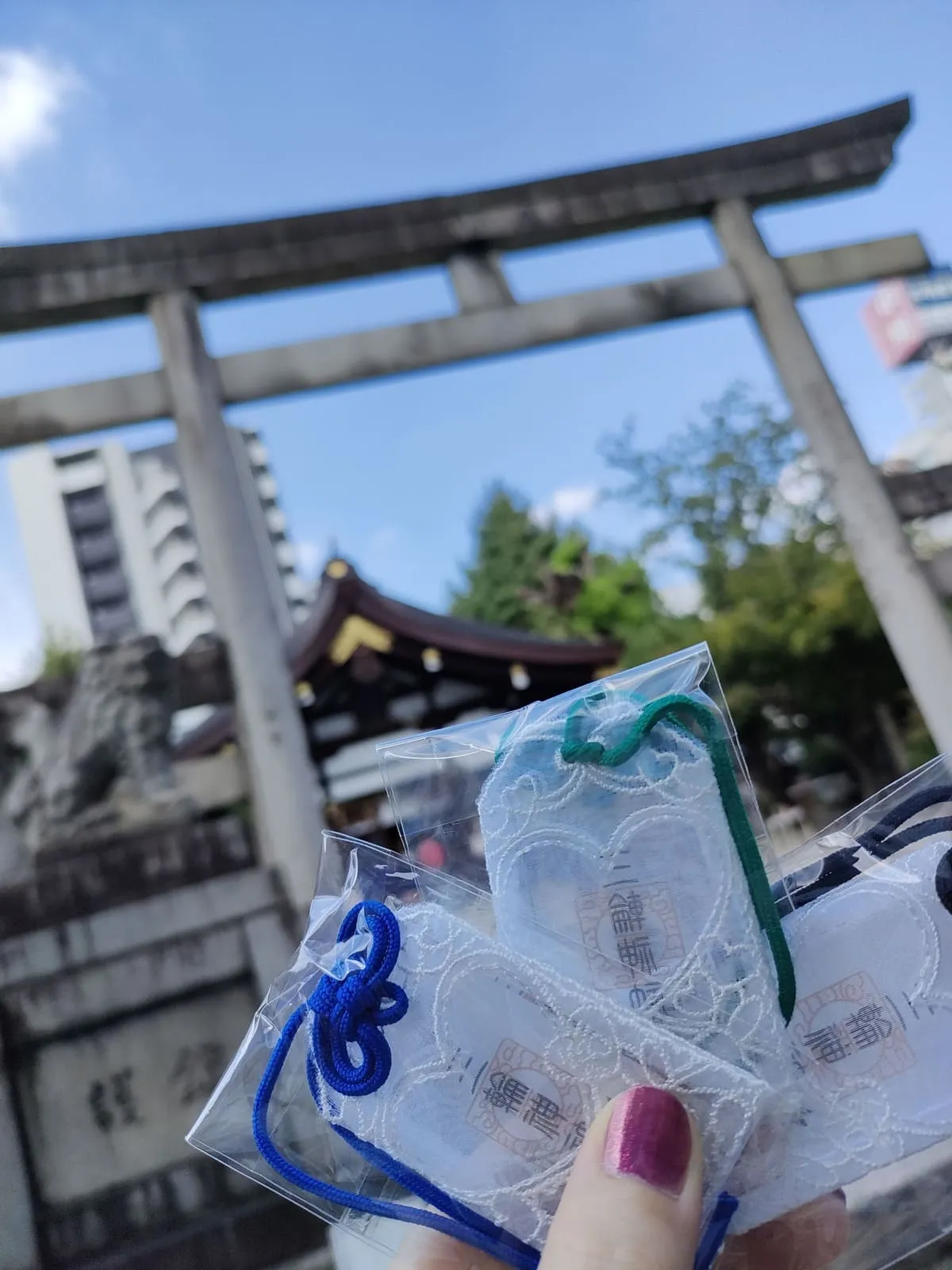 三輪神社のお守り、鳥居