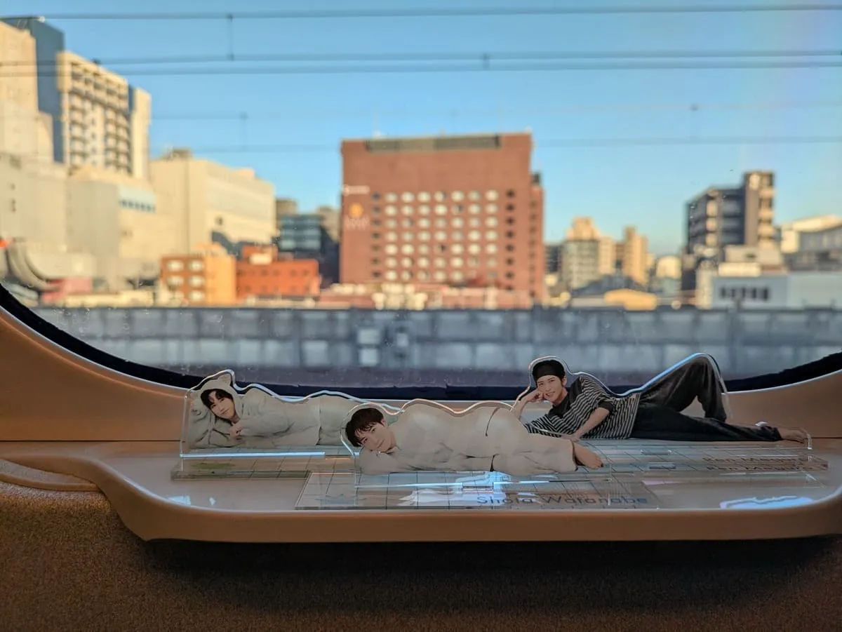 遠征時の新幹線の中で推しのアクスタと撮影した写真