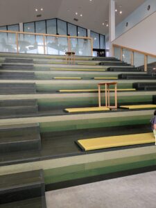 お茶畑をイメージした階段