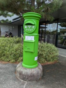 緑のポストの写真