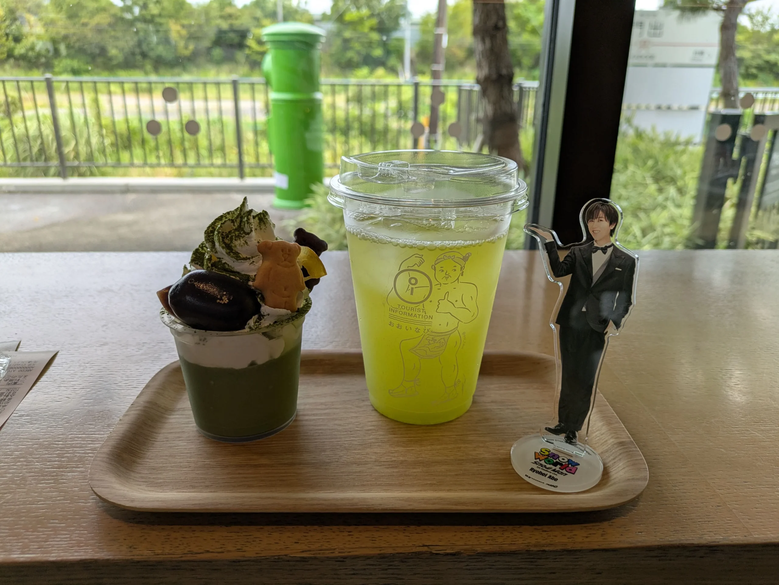 茶ップリンと緑茶水道から出てきたお茶と推しのアクスタ