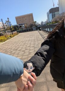 目黒蓮のぬいぐるみを持つ、母と娘