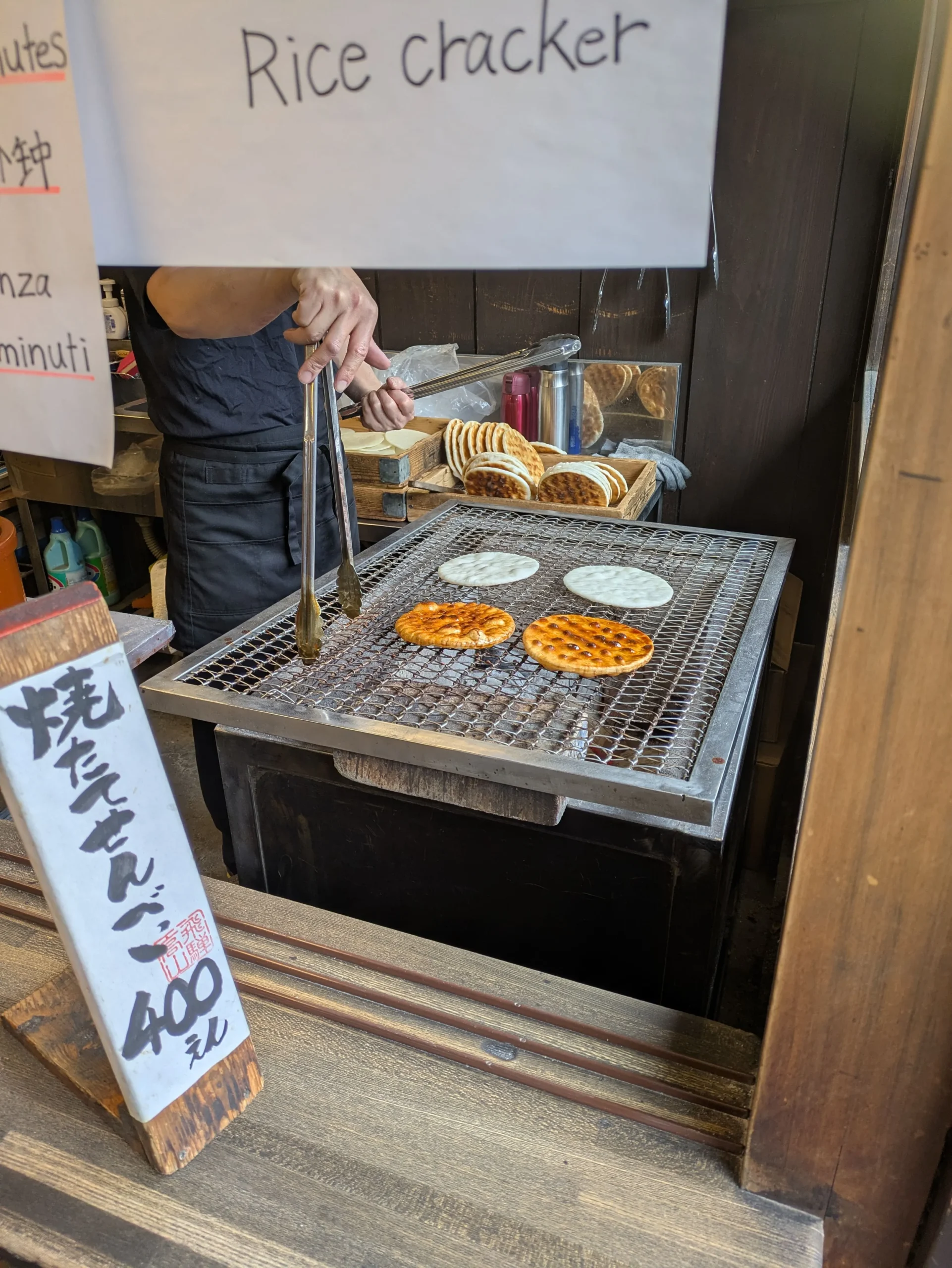 目の前で焼いてくれる焼きたてせんべい