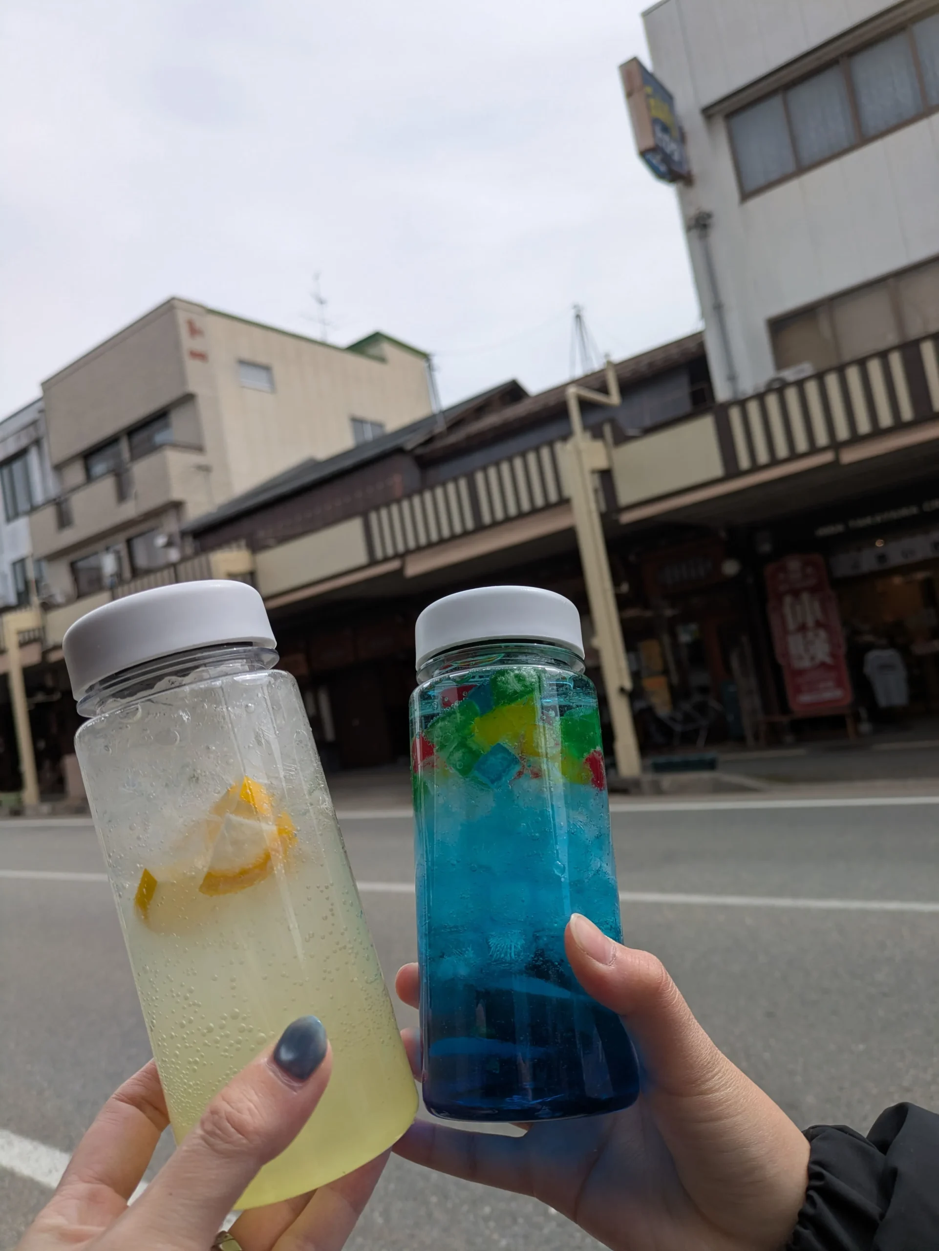 カラフルなゼリー入りソーダ