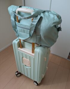 スーツケースに拡張バックを乗せた状態
