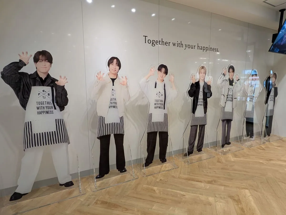 ファミクラストアに展示されている等身大アクスタ