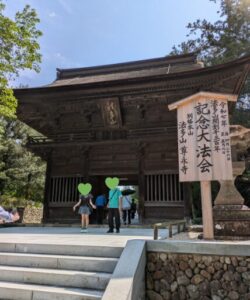 仁王門の前に立っている子供たちの写真