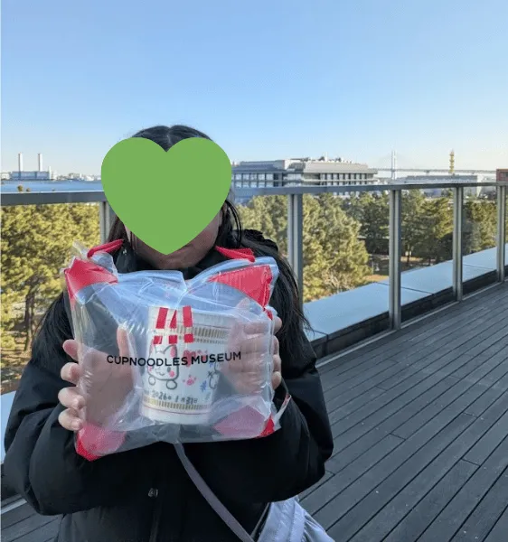 完成したマイカップヌードルを持つ娘