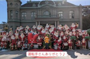 サンタに囲まれる娘