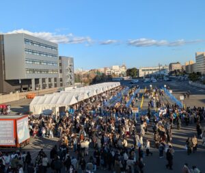 グッツ購入に並ぶ人