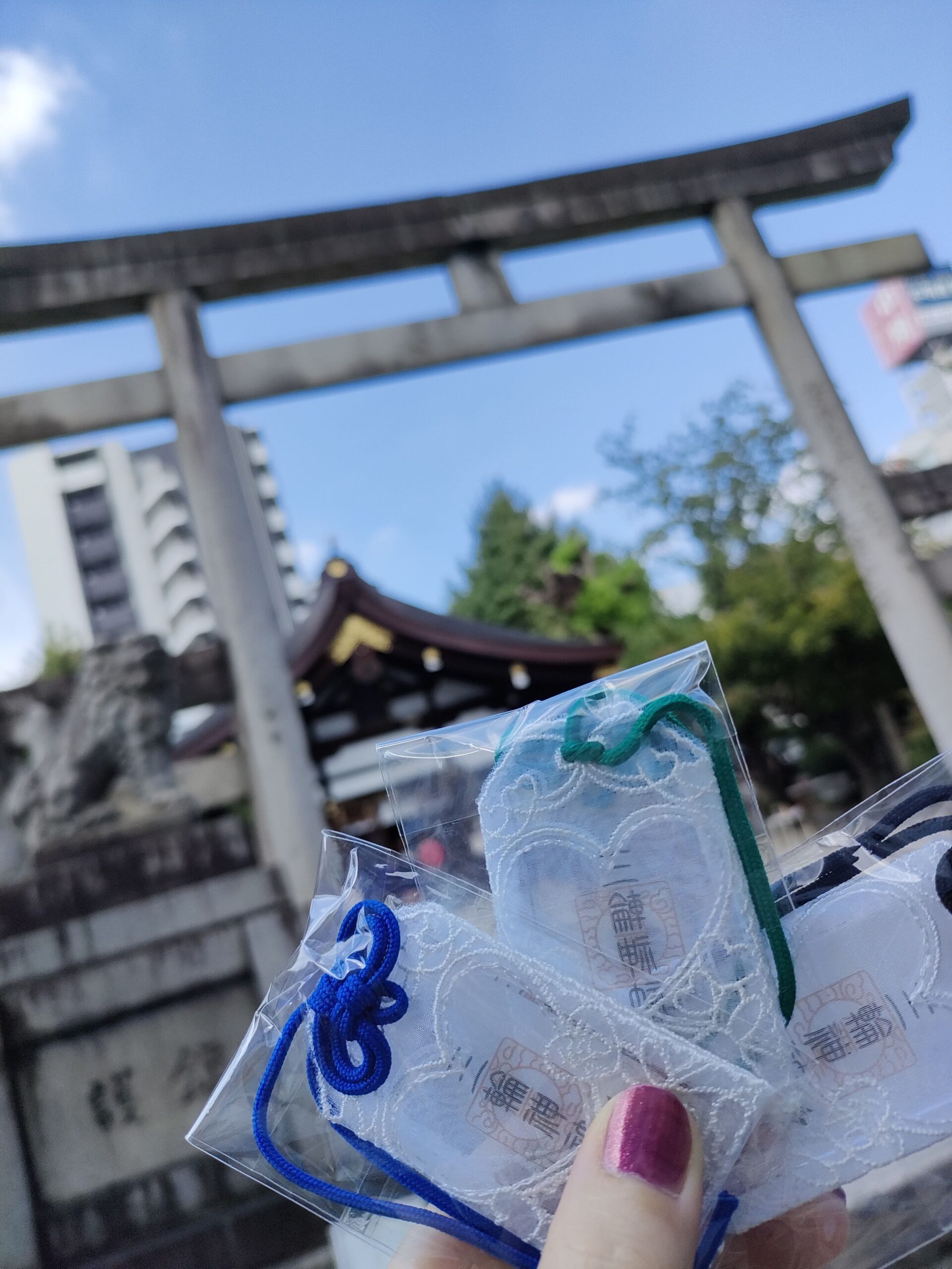 三輪神社のお守り、鳥居