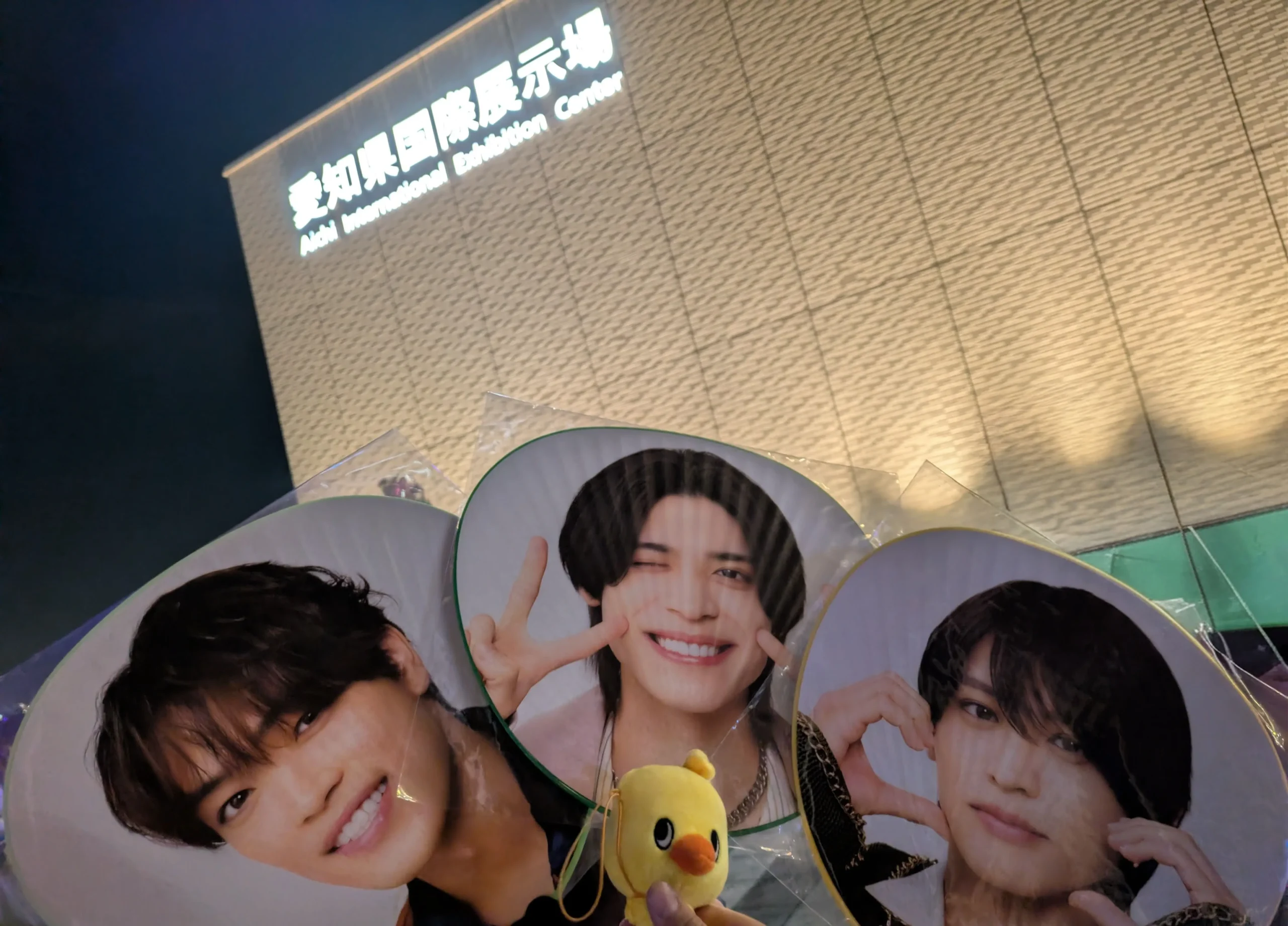 ライブ終了後、推しのうちわと会場を一緒に撮った写真