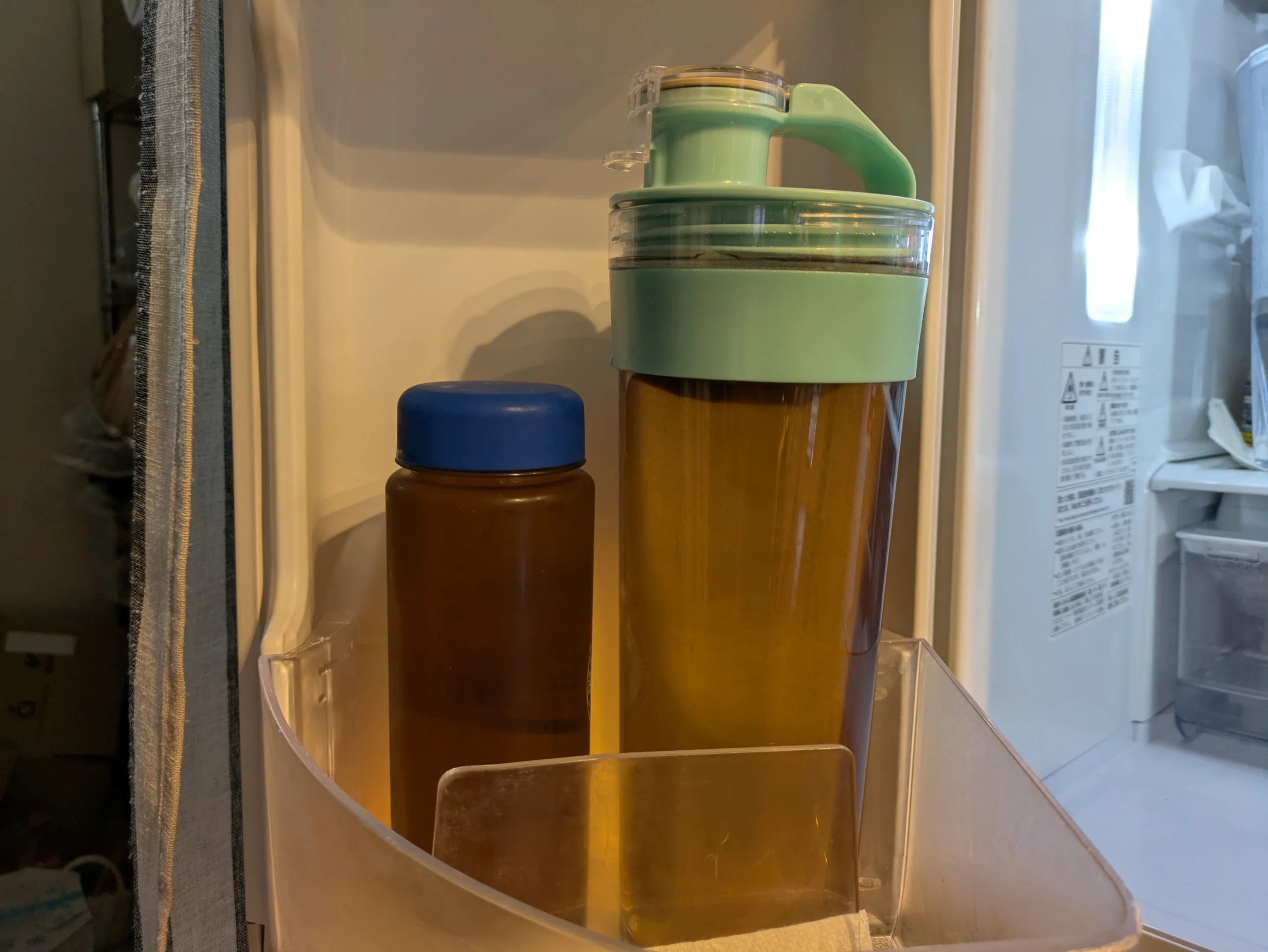 冷蔵庫の中の麦茶ポット
