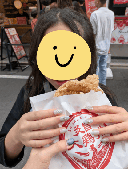 大鶏排を食べる娘