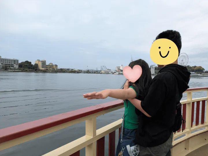 遊覧船の上でタイタニックごっこをしてる兄妹
