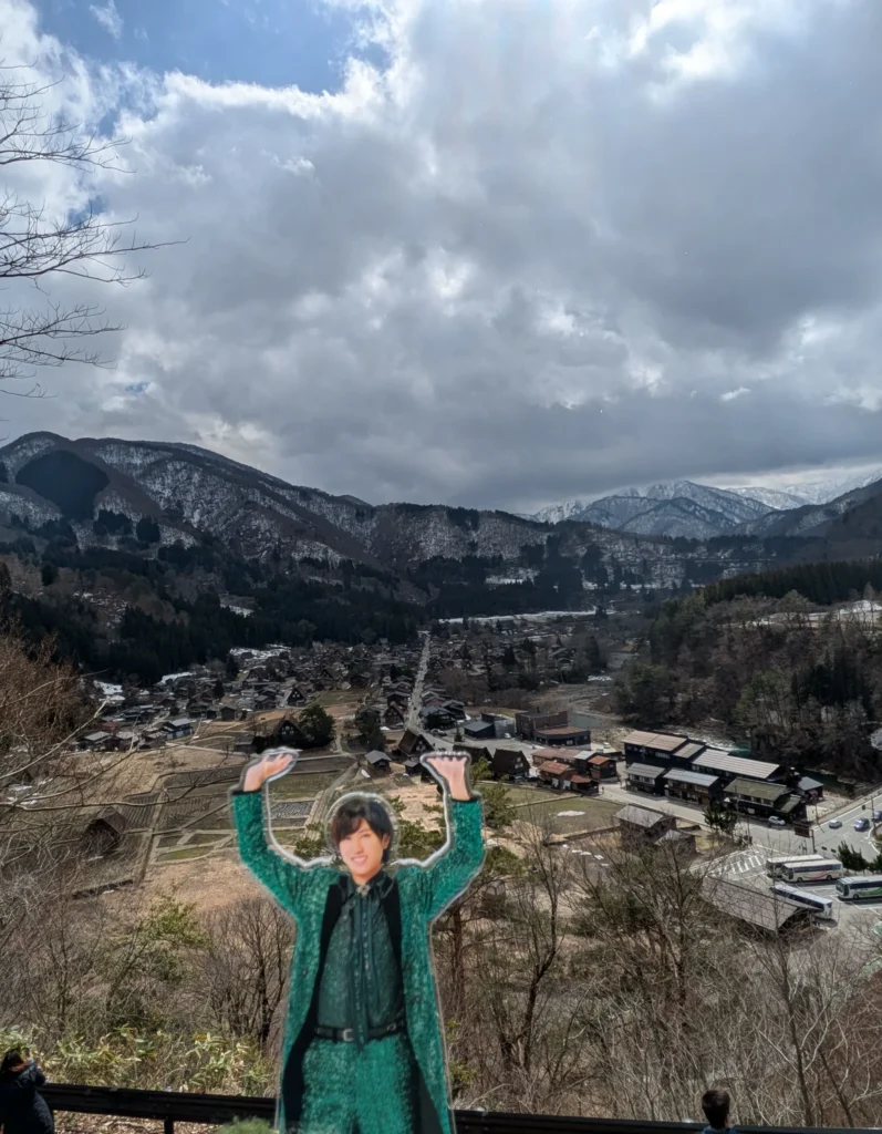 白川郷荻町城跡展望台で推しのアクスタと撮影した写真