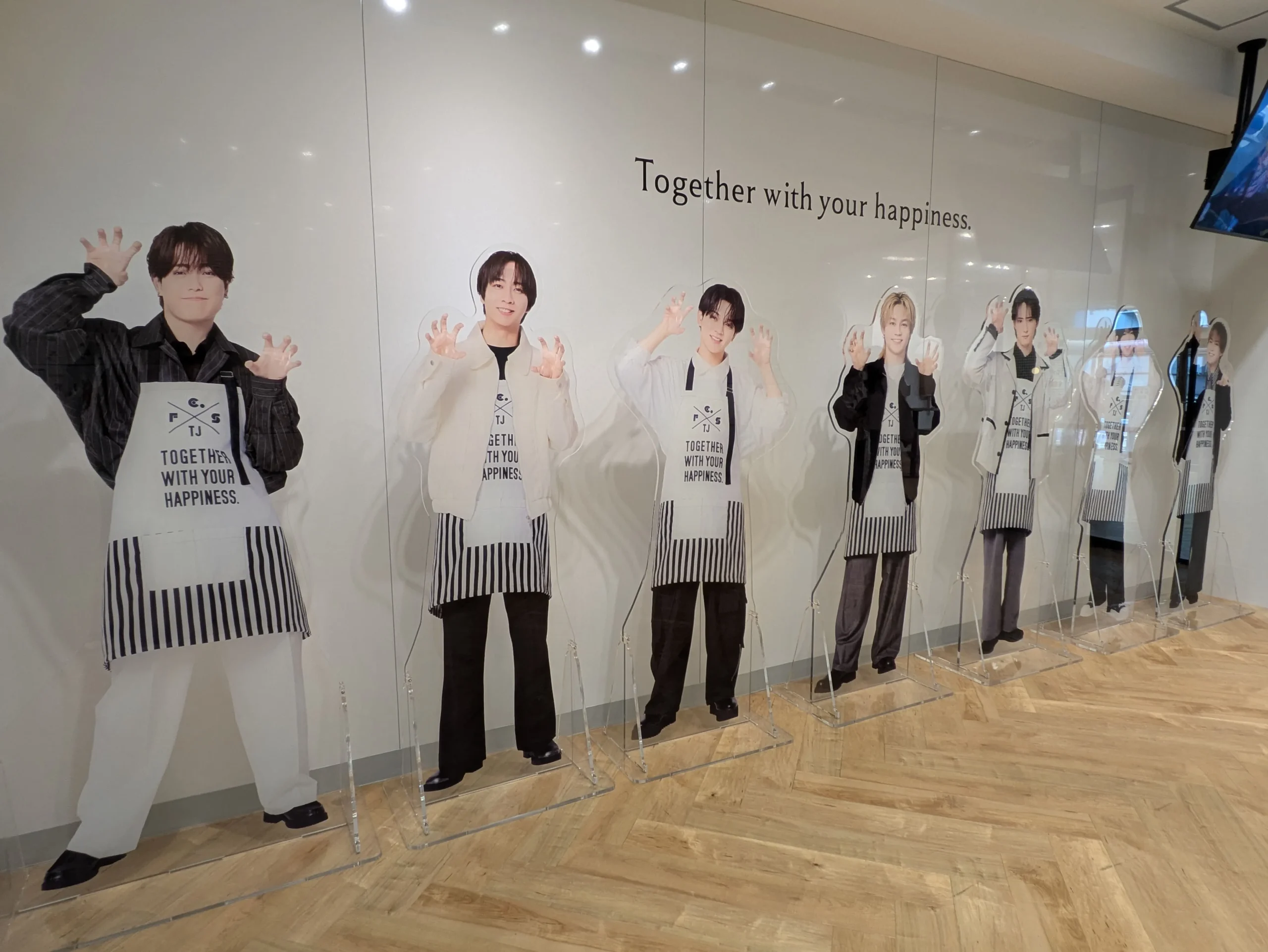 ファミクラストアに展示されている等身大アクスタ
