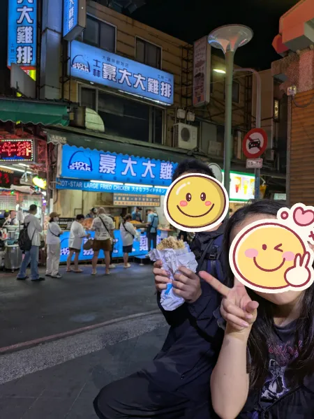 台湾の夜市で購入したダージーパイを食べる子どもたち