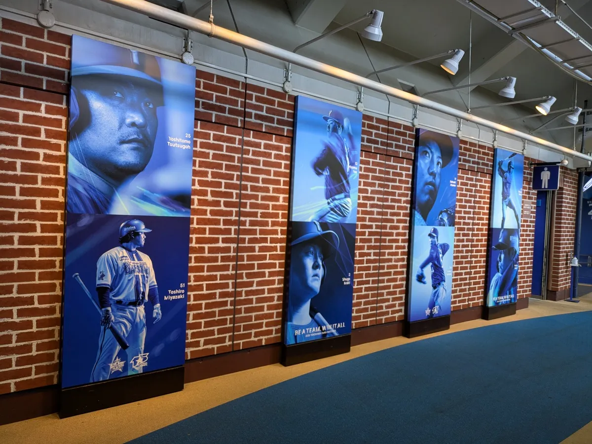 横浜スタジアムコンコースの壁