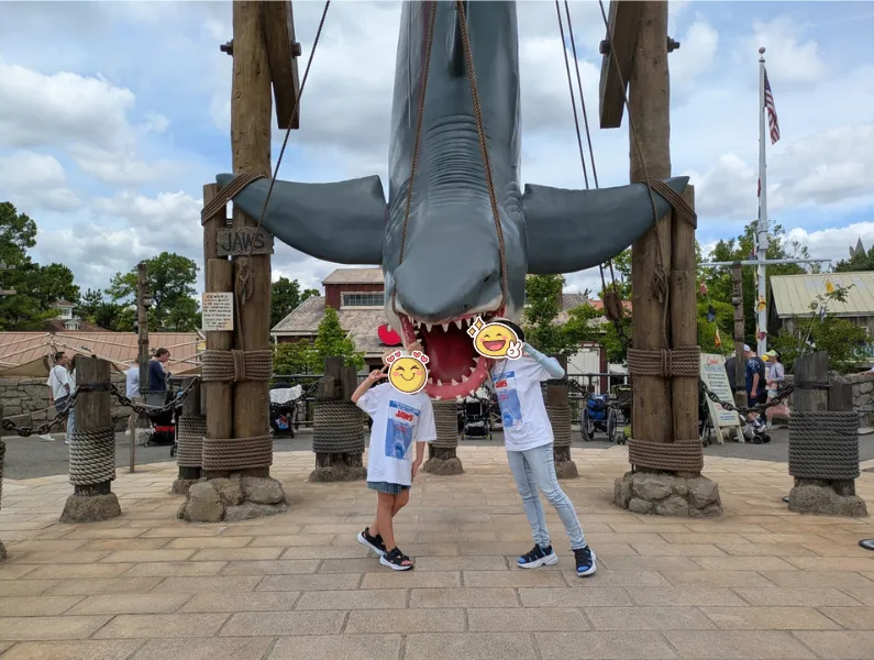 USJにてジョーズの前で写真を撮る母娘