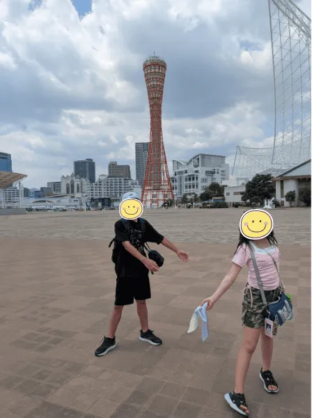 神戸タワー前で写真を撮る兄妹