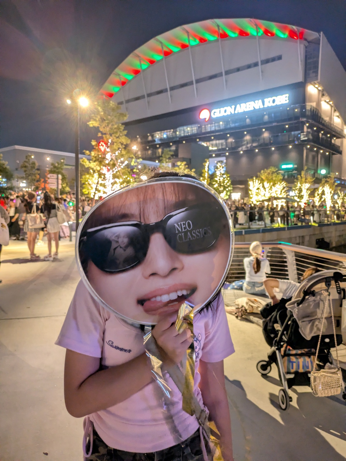 ライブ公演後に撮影した推しのグッズと娘の写真