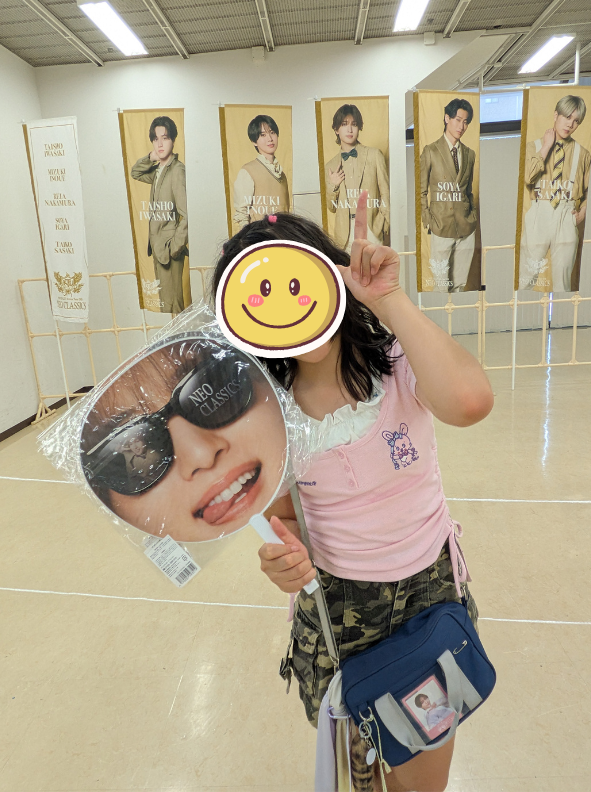サンボーホール内で購入したグッズと写真を撮る娘