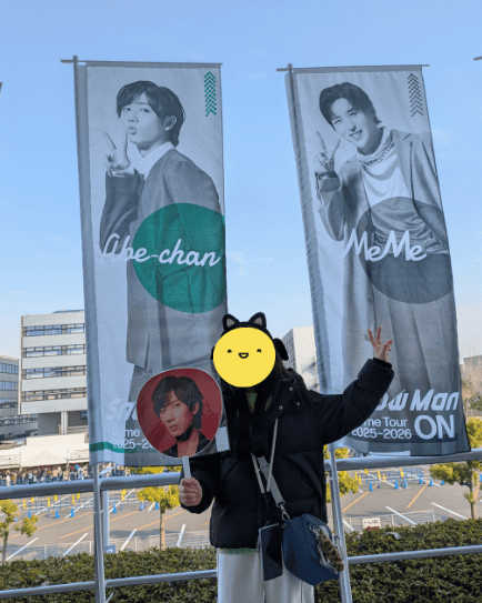 入場前にフラッグと写真を撮る娘