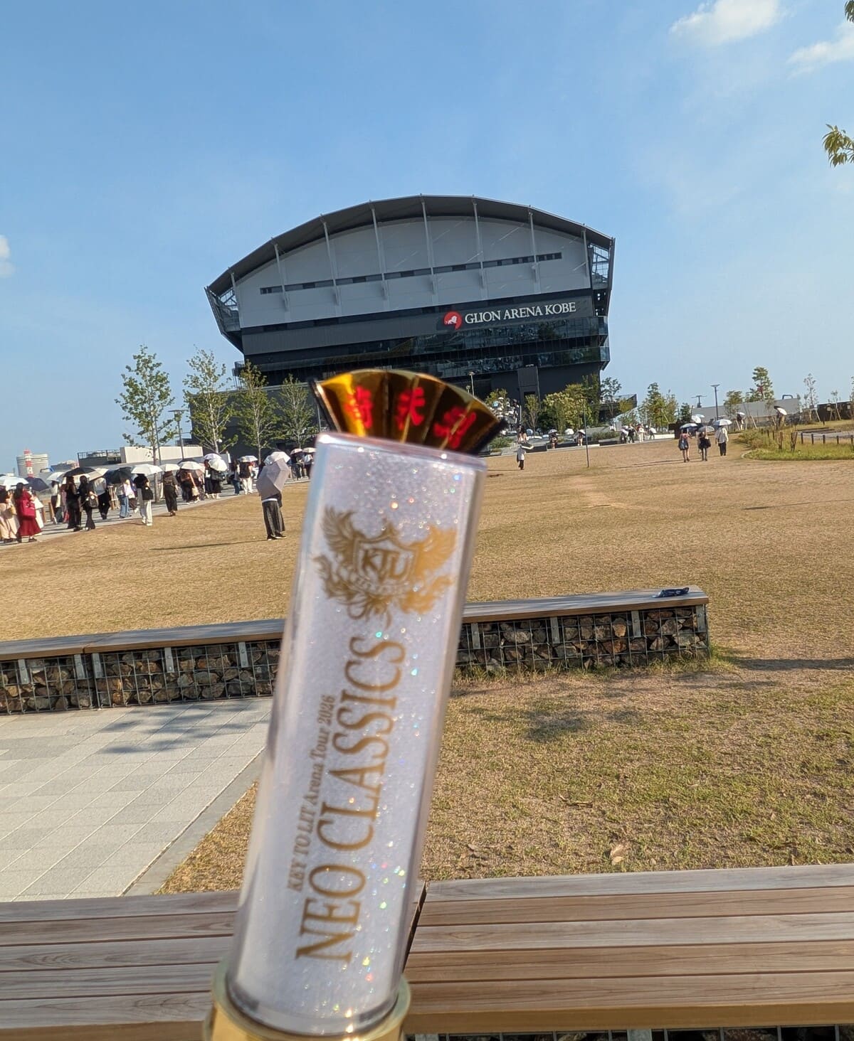 GLION ARENA KOBEの前でペンライトと一緒に撮った写真